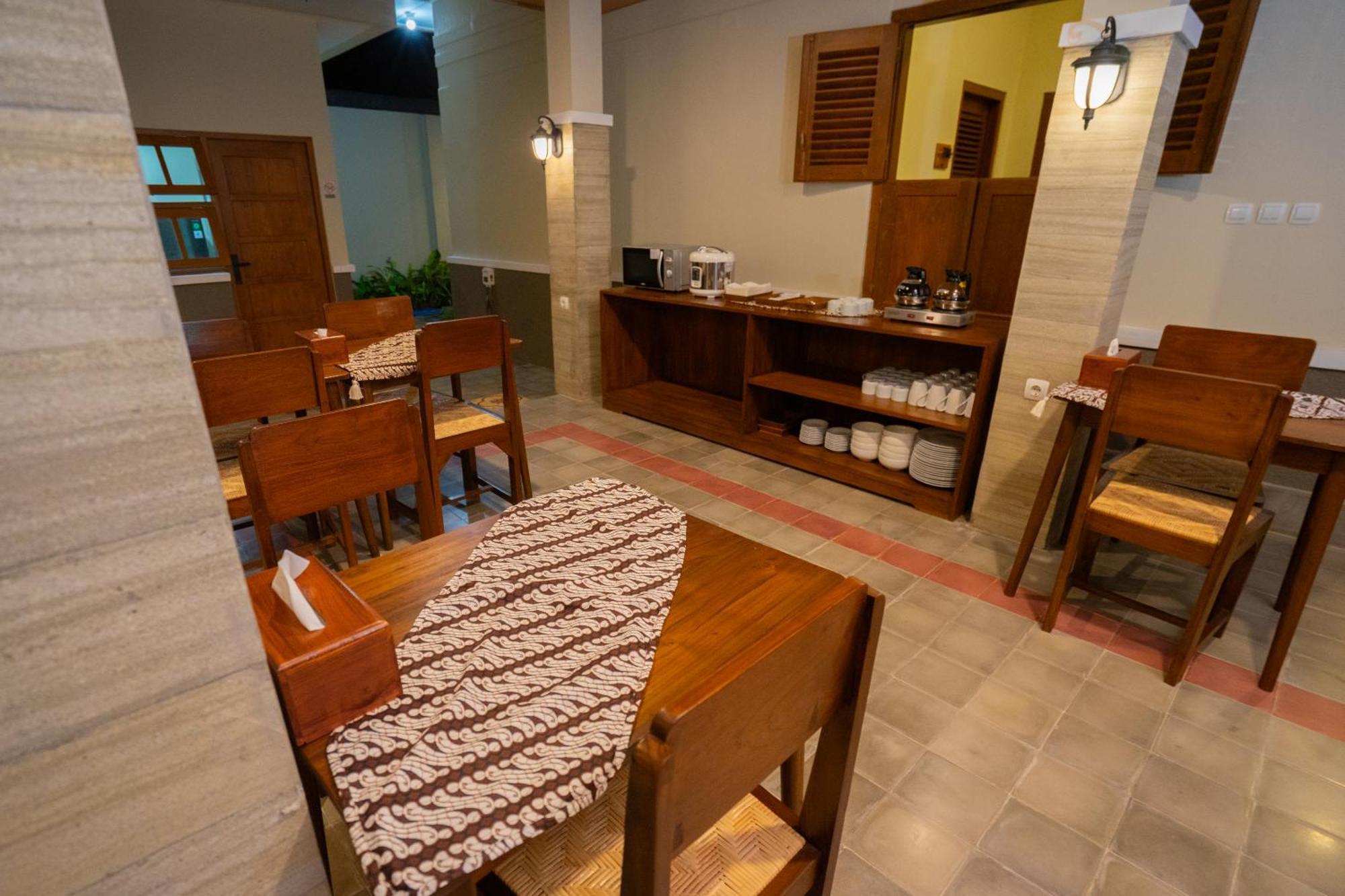 Yuwono Hotel & Villa Malioboro Джок'якарта Екстер'єр фото