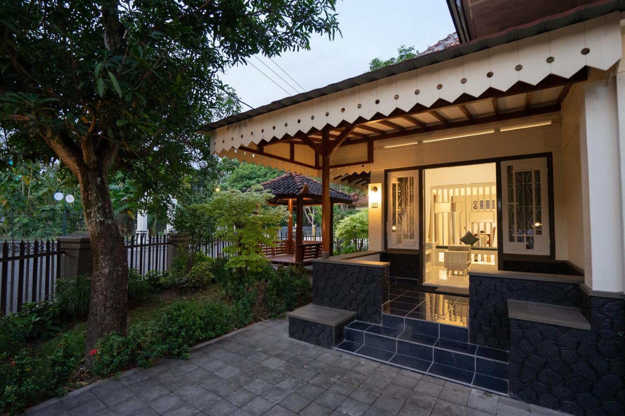 Yuwono Hotel & Villa Malioboro Джок'якарта Екстер'єр фото